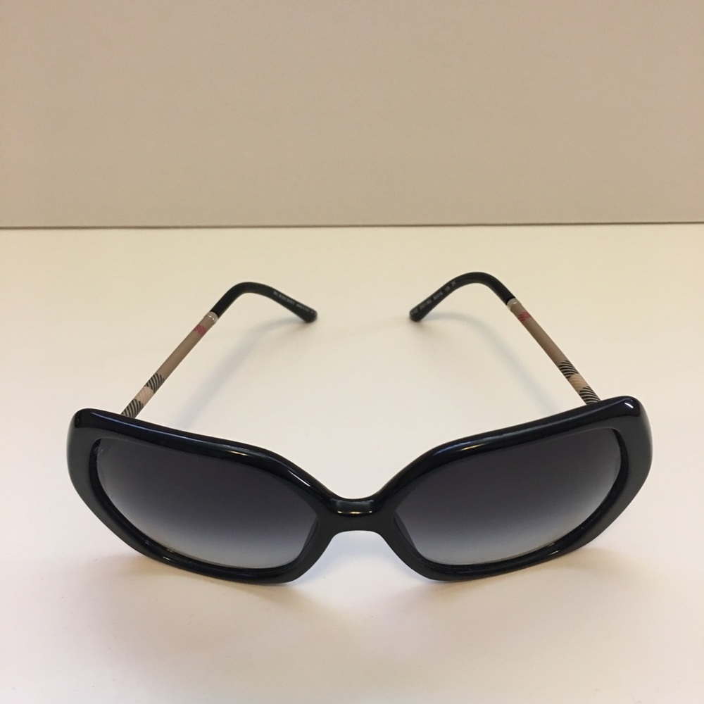 !!sold!! Authentic Burberry sun glasses